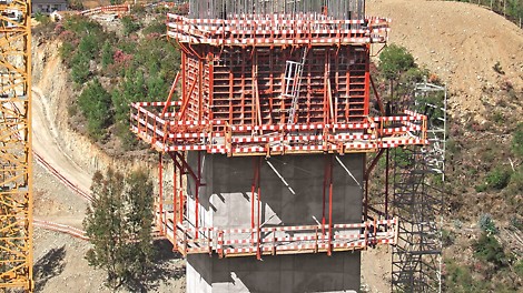 V3 (Rib.ª Pequena) - Consolas trepantes SKSF240 para pilares. Sistema de cofragem PERI TRIO. Torre de escadas PERI UP ROSETT.
