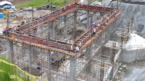 Vigas de altura importante encofradas con encofrado LIWA y soportadas con torres de carga PERI UP FLEX