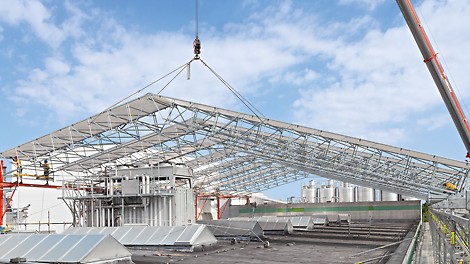 PERI UP Flex Weather Protection Roof LGS: The crane lifts the complete segment quickly and safely into position after pre-assembly on the ground.