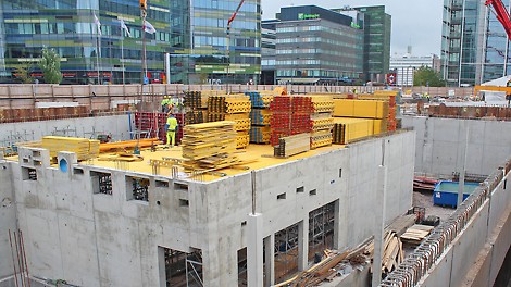 Kirjasto tulee valmistuessaan täyttämään lähes koko tontin, joten säilytystilaa rakennustarvikkeille ja -muoteille ei juuri ole. Logistiikka on suunniteltava tarkasti etukäteen.