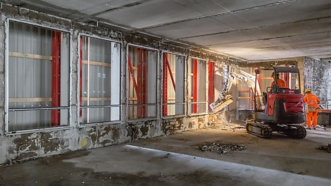 派利防护墙封闭了顶部三个楼层，保证在高空可以安全、高效地施工。