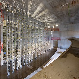 4-stielige PERI UP Schwerlaststützen unterhalb der wandartigen Träger trugen Linienlasten bis zu 250 kN/m nach unten ab.