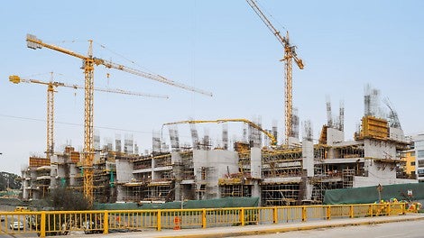 The grandstand-style arrangement of the floors, along with the reverse-inclined north facade, required very detailed formwork and scaffolding planning by the PERI engineers.