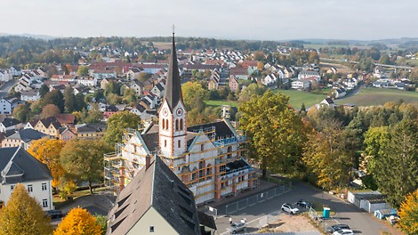 150 Jahre nach ihrem Bau ist die Arzberger Kirche derzeit rundum eingerüstet. 