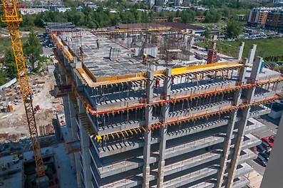 Spratne ploče rađene su pomoću lagane sistemske SKYDECK panelne oplate, izrađene od aluminijuma.