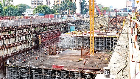 On account of the subterranean position up against the ground earth, it was not possible to use end-to-end formwork ties when concreting the retaining walls. For this reason, a single-sided formwork solution was required.