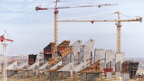 斜めの連結梁につながっている、スタンドを支える最高30 m の大規模な建築物は、内側で三角形の壁、外側で台形の壁から構成されています。