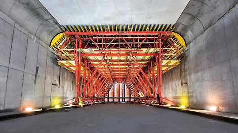 Der Marieholms Tunnel in Göteborg ist ein Straßentunnel mit drei Fahrspuren je Richtung. Der 306 m lange, unterirdische Abschnitt unterquert den Fluss Gota älv. Wichtige Randbedingung für die Ausführung war es, das sensible Ökosystem des Flusses nicht negativ zu beeinflussen. Der Tunnel ist für eine geplante Lebensdauer von 120 Jahren ausgelegt.
Der Tunnel wurde als Absenktunnel gebaut. Dazu wurden drei über 100 m lange Tunnelsegmente in einem Trockendock gefertigt, dann in ihre finale Position gebracht und abgesenkt. Das Trockendock folgte dem Tunnelverlauf direkt. Nach Fertigstellung der 3 Tunnelsegmente wurde die Tunnelzufahrt in diesem Dock in offener Bauweise fertiggestellt.