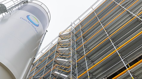 Blick von unten auf das neue Labor- und Produktionsgebäude von Daiichi Sankyo in Pfaffenhofen, eingerüstet mit einer PERI UP Gerüstlösung.
