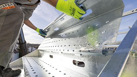 Aufgrund der smarten Bauteildetails wie dem Ineinandergreifen der Treppenstufen, den integrierten Setzstufen der Stufenelemente und der Riegelaufnahme an den Treppenwangen, erfolgt die Montage mir nur geringem Werkzeugeinsatz.