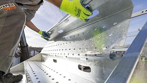 Aufgrund der smarten Bauteildetails wie dem Ineinandergreifen der Treppenstufen, den integrierten Setzstufen der Stufenelemente und der Riegelaufnahme an den Treppenwangen, erfolgt die Montage mir nur geringem Werkzeugeinsatz.