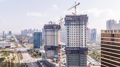 The two buildings each comprise 40 stories and are 143 m high. They provide space for a total of 351 residential units.