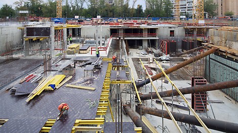 Для опалубливания перекрытий с капителями использовалась система MULTIFLEX.