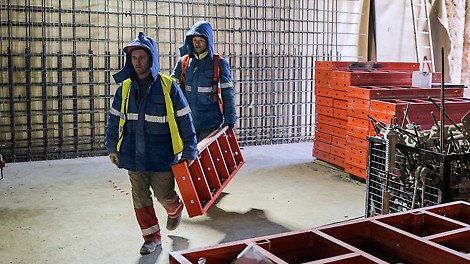 Ленточные фундаменты могут быть выполнены без пропускания тяжей через тело бетона