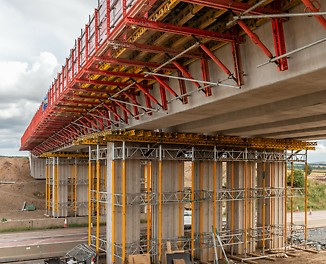 This supporting formwork solution consisting of VARIOKIT system components ensures safe transfer of loads for the construction of cantilevered slabs.