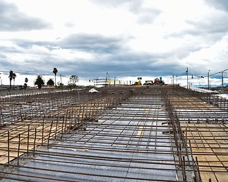 Sistema de encofrado de losas MULTIFLEX para los vanos de tablero entre vigas.