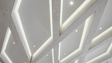 The special reinforced concrete ceiling consists of radial sharp-edged beams. These stand out in SB 4 white concrete from the underlying ceiling in SB 2 grey concrete.<br/>(Photo: Thilo Ross)