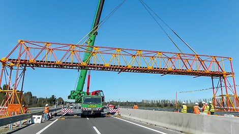 ALPHAKIT yaya geçidi yayaların herhangi bir engeli aşması için gerçici bir kule yaya geçidi sağlar.