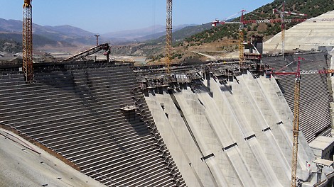 Gravity dam Barrage Koudiat Acerdoune, Algeria - The 57° inclined run-off channel bottom plate and intermediate walls were constructed with concreting cycle heights of 2.40 m.