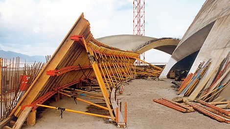 Positioning of the VARIO GT 24 internal formwork for the curved and inclining sail-like walls. Anchoring the supports in the suspended intermediate slab served to carry the high horizontal loads from the bracing.