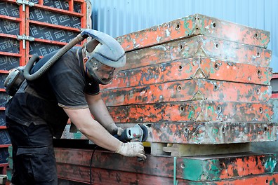 Cleaning Service – Large (RG) PERI offer cleaning and repair services to keep formwork in good working order.