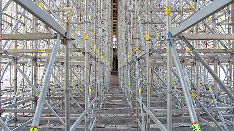 Tämä kohde vaati järeitä telineratkaisuja, sillä silta valmistuu 14 metrin korkeudelle maanpinnasta.