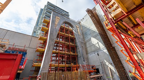 Hoge betonnen kolom met bekisting en bouwkraan