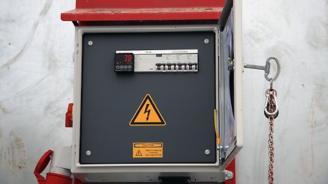 Ohjauskeskuksesta yhdistetään sähkökaapeli lämmityselementtiin. Maksimiteho ohjauskeskuksessa on 7200 W.