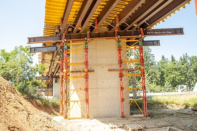 VST Scheibe mit Rückhängung am Pfeiler VST Scheibe mit Rückhängung am Pfeiler