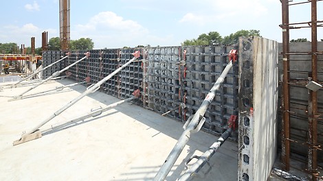 Fast shuttering and striking