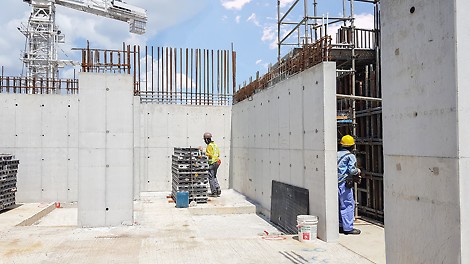 As the concrete hardly sticks to the panels, these can easily be released from the concrete during striking. This results in excellent surfaces.
