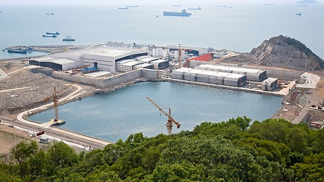 180米长的管节浇筑完成后，将其浇筑车间被顶推到浅坞，安装钢封门，浮运，最后沉放安装。<br/>