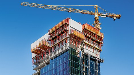 re nový orientačný bod v meste bolo inžiniermi PERI navrhnuté riešenie šplhavého debnenia z nosníkového šplhavého systému RCS. <br/>Šplhanie vedené na nosníkoch zabezpečilo bezpečný proces šplhania aj počas silného vetra.