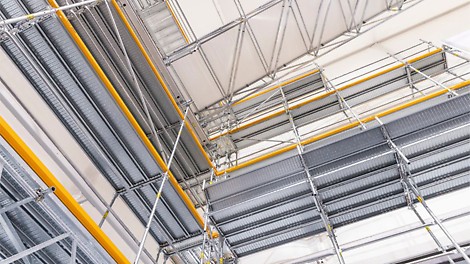 Der neue Fassadengerüststiel Easy Stiel Evo wurde speziell für extreme Höhen und höchste Anforderungen im Fassadengerüstbau entwickelt. Als perfekte Erweiterung des bewährten Easy Stiel bietet er die ideale Lösung für besonders anspruchsvolle Projekte. Mit seiner herausragenden Belastbarkeit ermöglicht der Easy Stiel Evo nicht nur maximale Sicherheit, sondern auch effizientes Arbeiten in schwindelerregenden Höhen – der ideale Partner für Projekte, die über den Standard hinausgehen. Wo andere an ihre Grenzen stoßen, setzt der Easy Stiel Evo neue Maßstäbe.