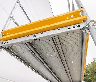 EVOTOP pour des classes de charge et de largeur exigeantes Grâce à la série EVOTOP du système modulaire d'échafaudage PERI UP, il est possible de construire des échafaudages de façade encore plus larges, plus longs et plus hauts dans des classes de charge exigeantes. Les cadres lourds et peu flexibles ne sont donc plus nécessaires dans la construction d'échafaudages de façade.