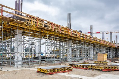 PERI UP Flex tornjevi za visoko podupiranje greda izvedenih VARIO GT24 oplatnim elementima.