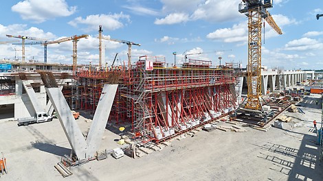 The 15,300 m² bridge area is supported by 70 V-shaped columns at a height of over 10 m.