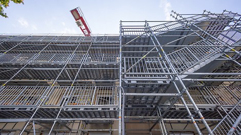 Temporäre PERI UP Treppe Public aufgebaut an Mehrfamilienhaus in Esslingen.