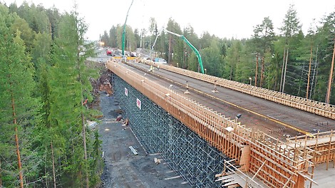 Sillan massiivinen valu käynnissä loppukesästä 2018.