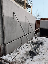 Richtstütze FT 360 Aktion Einsatz von Richtstützen an Betonwand