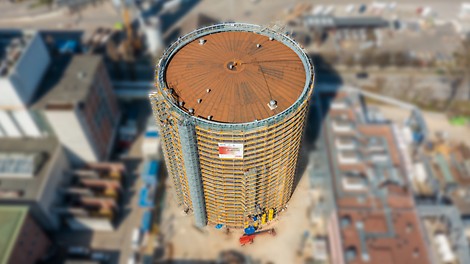 Die polygonale Einrüstung mit PERI UP passte sich an die Rundung des 50 m hohen Stahlzylinders an.