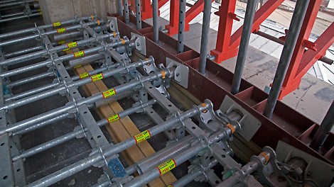 Сверхмощные опоры PERI UP Flex Heavy Duty с одной стороны упирались в готовую стену дома. С другой – в распределительную балку. Именно к этой балке с внешней стороны через анкеры крепился стол. 