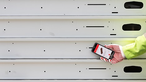 RFID technology helps make the flow of materials at the construction site more transparent while also optimising logistical processes. SKYMAX aluminium panels are equipped with RFID tags as standard. For polymer panels, RFID is available as an option ex works or as a retrofit kit.