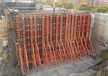 Sistema de encofrado Liwa, en conjunto con pórticos VARIOKIT, dan forma a los grandes muros del bunker radiológico.
