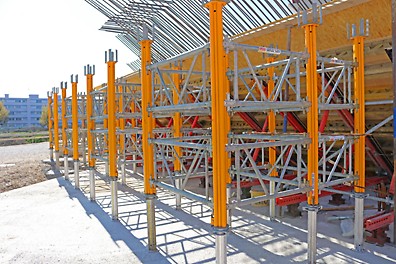 Étape initiale Une structure en filières acier/vérins à vis assure l'inclinaison exacte et sert de support au coffrage.<br/>Les premières tours MULTIPROP sont posées pour un soutien ultérieur.