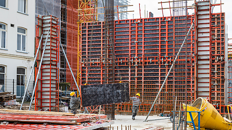 De PERI elementen worden met behulp van een torenkraan naar de juiste positie gehesen. Het plaatsen gebeurt relatief snel.