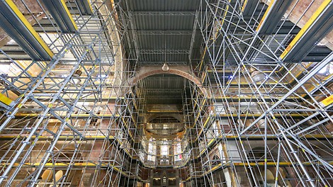 Rusztowanie PERI UP Easy 67 poszerzone dzięki wspornikowi 33 cm do 100 cm bezpiecznej platformy.