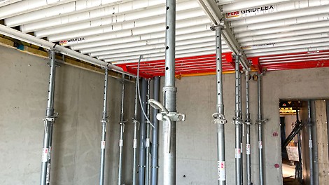 GRIDFLEX asennetaan alhaalta käsin asennussauvojen avulla, eikä tällöin tarvita erillistä putoamissuojausta. 