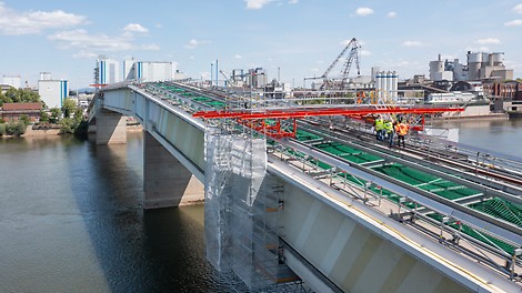 Grundlage für die projektspezifisch erarbeitete, Zeit und Kosten sparende PERI Gerüstlösung bildet die Systemkombination der beiden Baukastensysteme PERI UP und VARIOKIT.