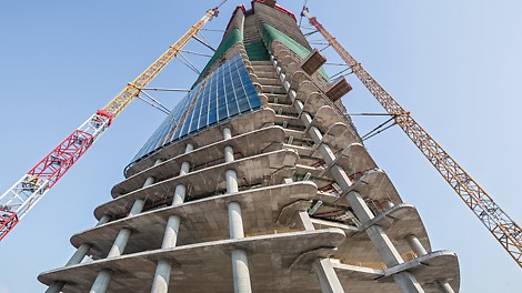 The 170-meter-high structure, which spirals elegantly upward, features slab geometries that change floor by floor. These revolve around the centrally-positioned, 44-story high-rise core with circular and angled exterior walls whose thickness tapers down to a third of the original 90 cm as the height increases. The project-specific PERI formwork use allowed equally safe and therefore fast working procedures. Thus, the standard floors could be constructed in a continuous weekly cycle despite the complicated building geometry. With a shell construction time of only 17 months, the originally planned schedule could be undercut by three months.